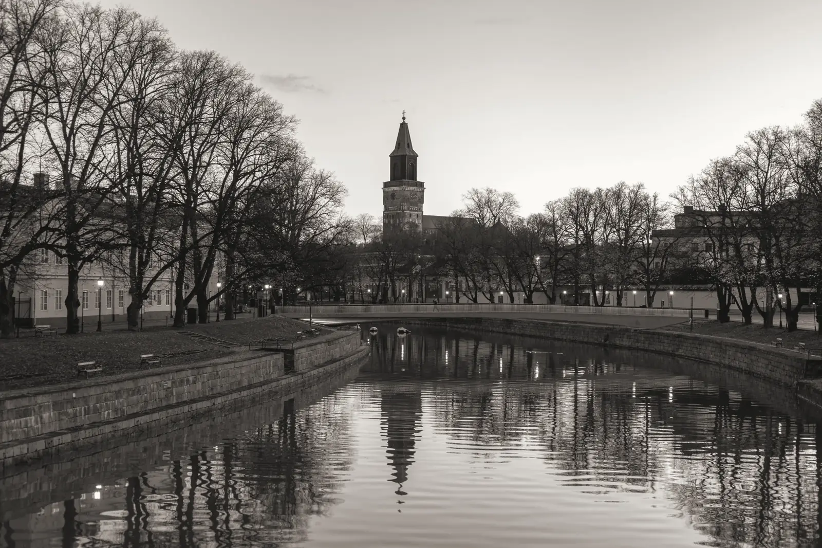 Aurajoki ja Turun tuomiokirkko iltahämärässä